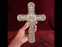 Cargar y reproducir el video en el visor de la galería, Cruz Estilo Antiguo Coleccionable, de pasta de resina

