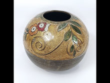 Cargar y reproducir el video en el visor de la galería, Florero Antiguo Bronce Esmaltado Recipiente Esfera Vintage
