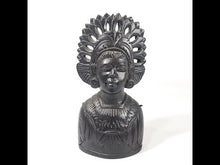 Cargar y reproducir el video en el visor de la galería, Campana Indonesia Madera Tallada, Dama Tradicional, 19 Cm
