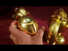 Cargar y reproducir el video en el visor de la galería, Tarros Coleccionables Medieval Times 2001, Color Dorado
