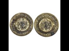 Cargar y reproducir el video en el visor de la galería, Antiguo Par de Platos de Latón hechos en Inglaterra, 30 cm
