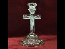 Cargar y reproducir el video en el visor de la galería, Porta Velas Cristo Cruz Cristal Candelabro Vintage 90s
