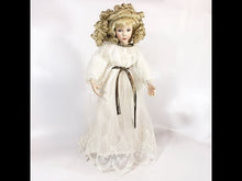 Cargar y reproducir el video en el visor de la galería, Muñeca Fina Coleccionable de Porcelana Ashton Drake Galleries
