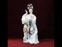 Cargar y reproducir el video en el visor de la galería, Antigua Figura Escultura Porcelana Geisha Japonesa en Roca
