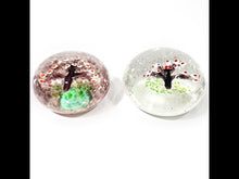 Cargar y reproducir el video en el visor de la galería, Par Pisapapeles Vintage Cristal Murano Árboles Hechos a Mano
