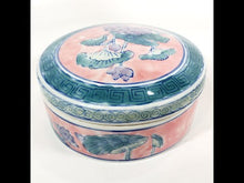 Cargar y reproducir el video en el visor de la galería, Alhajero o Galletero Antiguo Asiático de Porcelana Decorado a Mano
