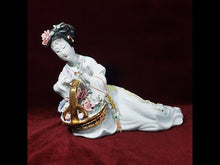 Cargar y reproducir el video en el visor de la galería, Antigua Figura Geisha Porcelana con Canasta Flores, Dañada
