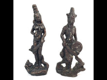 Cargar y reproducir el video en el visor de la galería, Par Figuras Antiguas Guerreros Orientales sobre Pez Dragón
