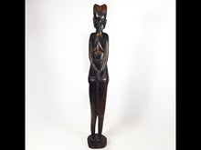 Cargar y reproducir el video en el visor de la galería, Antigua Escultura Africana Madera Tallada Mano Vintage 50 cm
