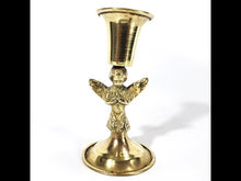 Cargar y reproducir el video en el visor de la galería, Antiguo Portavelas Querubín Bronce Pequeño Candelabro Vintage
