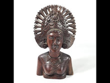 Cargar y reproducir el video en el visor de la galería, Figura Madera Tallada Balinesa Dama Tradicional Indonesia
